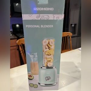 New Redmond Personal Blender w/ Ice Tray, Cleaning Brush & 2 Bottles with Tops